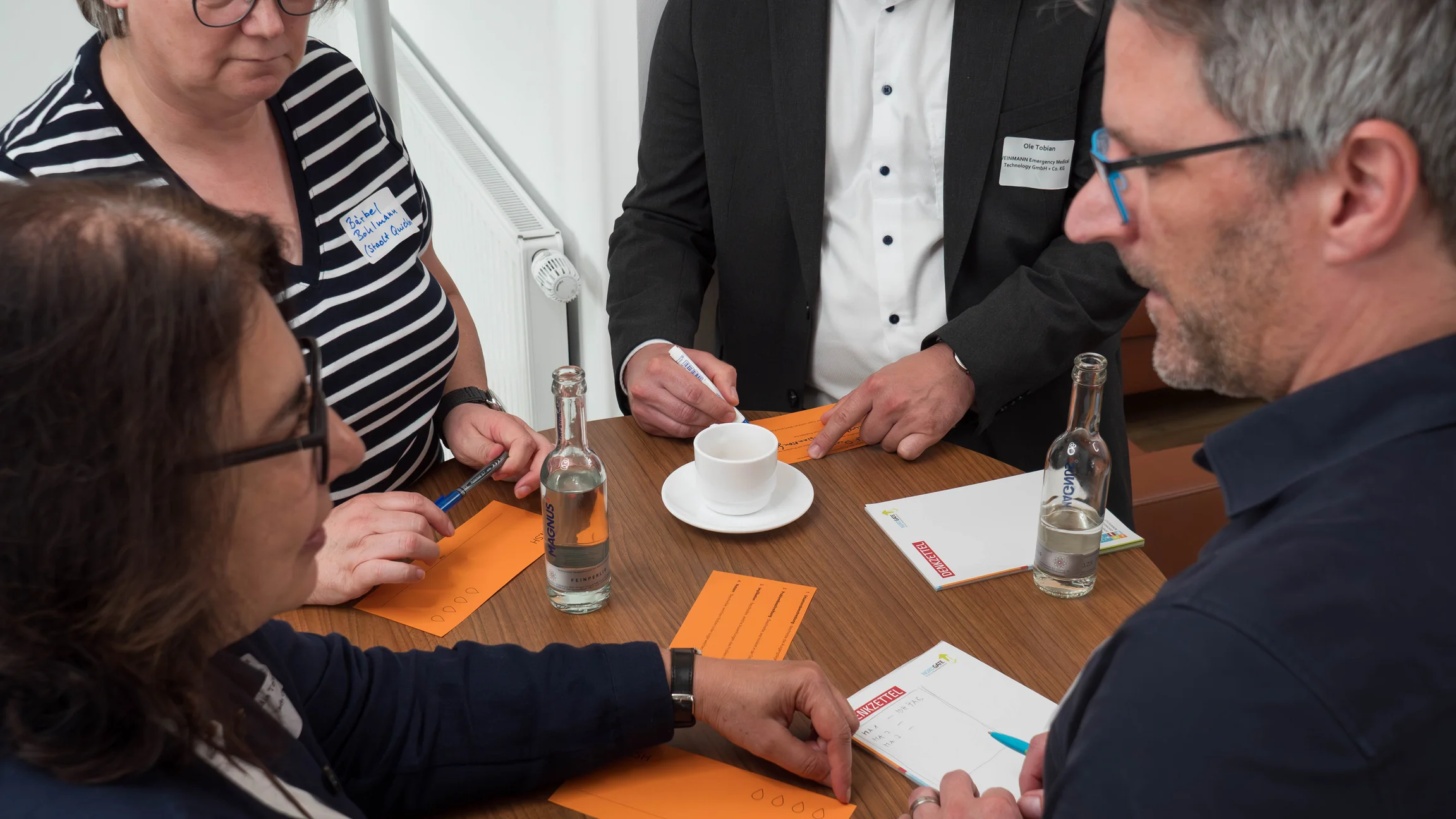 Unternehmerinnen und Unternehmer arbeiten in einem Workshop an Einsatzmöglichkeiten von Künstlicher Intelligenz im eigenen Unternehmen.