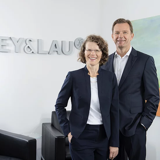 Die Geschäftsführung von FREY&LAU, bestehend aus Dr. Maja Zippel und Claas Nendel.
