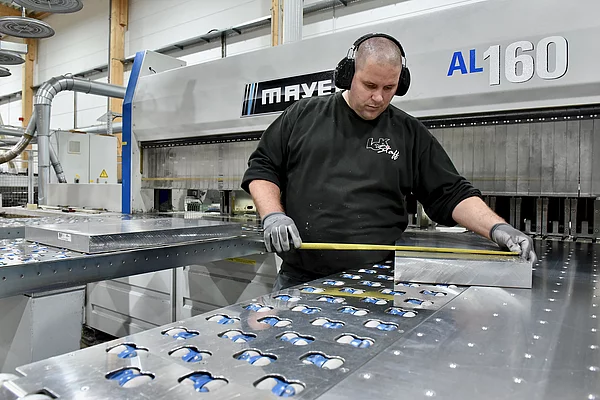 Ein Mitarbeitender eines Metallhandels vermisst einen Metallblock.
