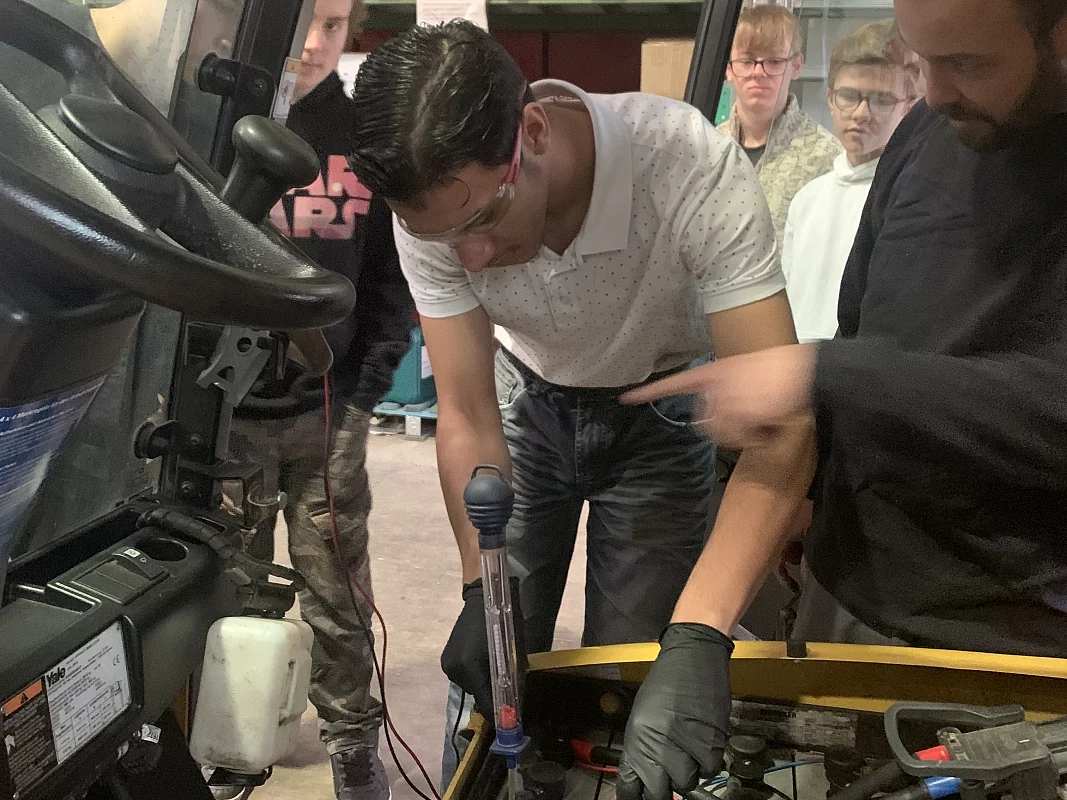 Interessierte Schülerinnen und Schüler lernen bei der Firma mfgabelstapler typische Tätigkeiten einer gewerblichen Ausbildung kennen.