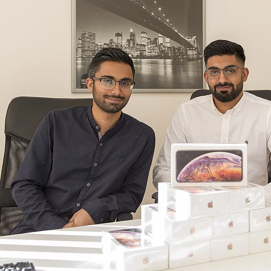 Die Brüder Jamil Ahmed und Sajid Ahmed leiten das Unternehmen Way2Buy in Henstedt-Ulzburg.