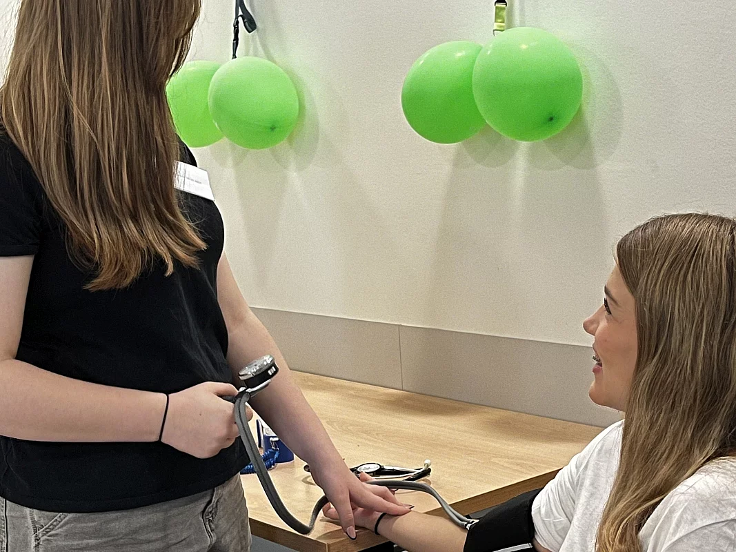 Interessierte Schülerinnen und Schüler lernen bei der Paracelsus Klinik typische Tätigkeiten einer medizinischen Ausbildung kennen.