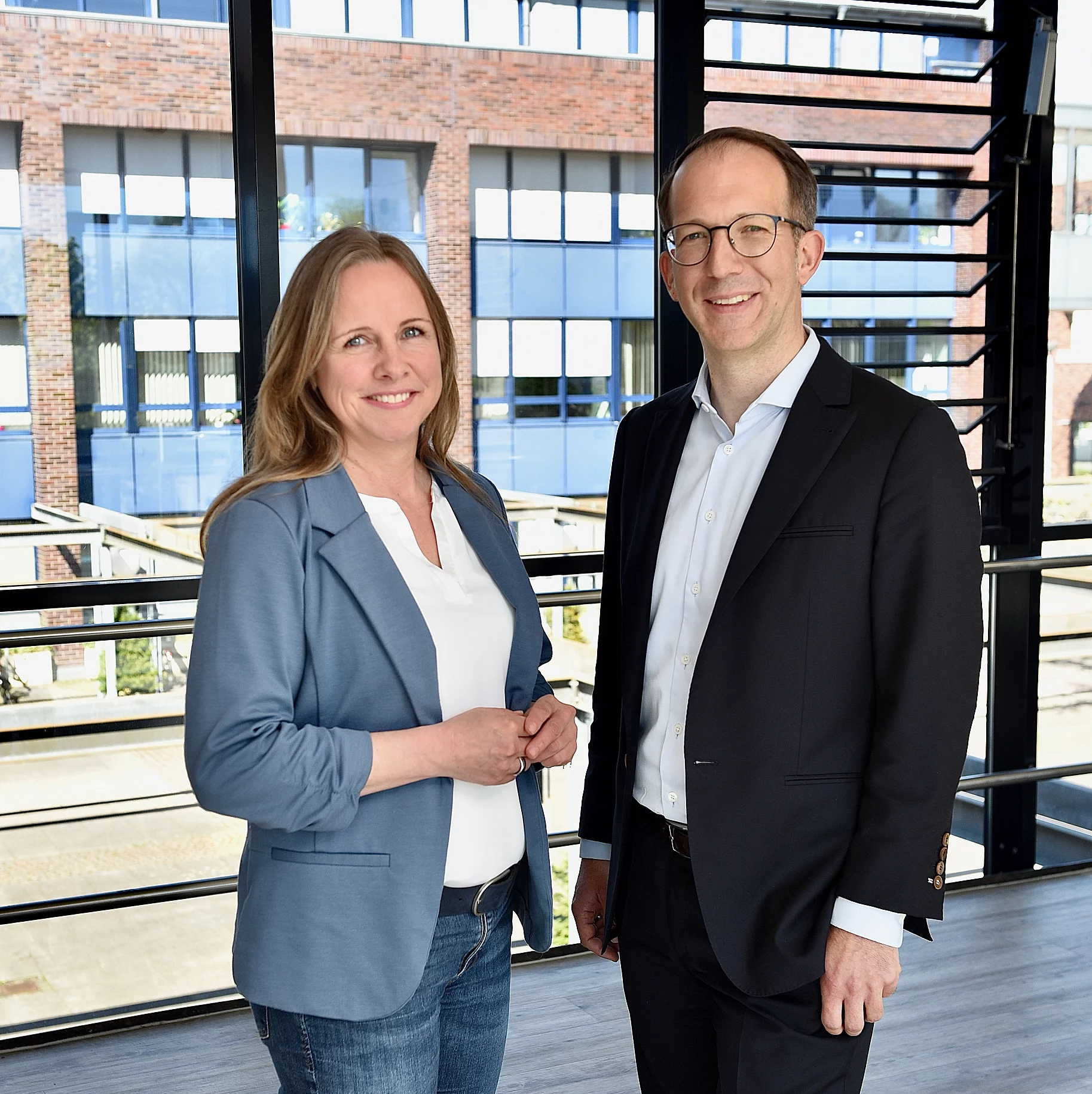 Das Team der Wirtschaftsförderung Henstedt-Ulzburg, bestehend aus Nadja Garske-Neumann und Sebastian Döll, stellen sich vor.