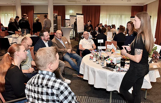 Unternehmerinnen und Unternehmer tauschen sich bei Netzwerkveranstaltungen und Workshops aus und holen sich praxisnahes Know-how und Denkanstöße.