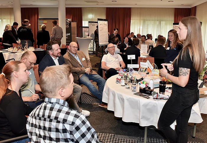 Unternehmerinnen und Unternehmer tauschen sich bei Netzwerkveranstaltungen und Workshops aus und holen sich praxisnahes Know-how und Denkanstöße.