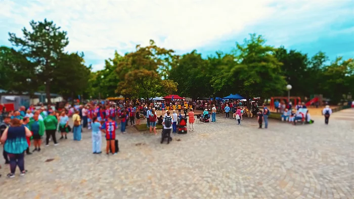 Bürgerinnen und Bürger feiern gemeinsam beim Gemeindefest.