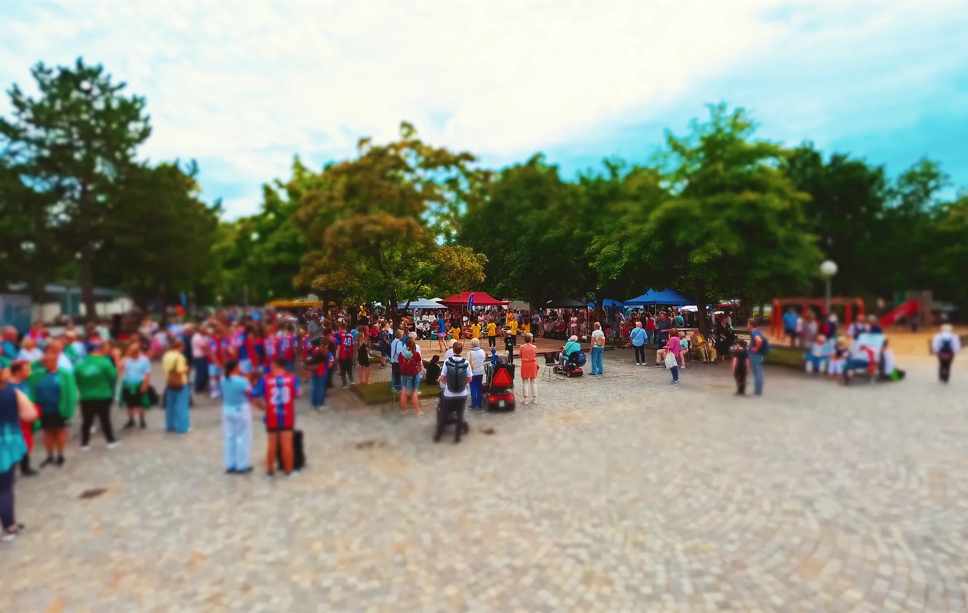 Bürgerinnen und Bürger feiern gemeinsam beim Gemeindefest.
