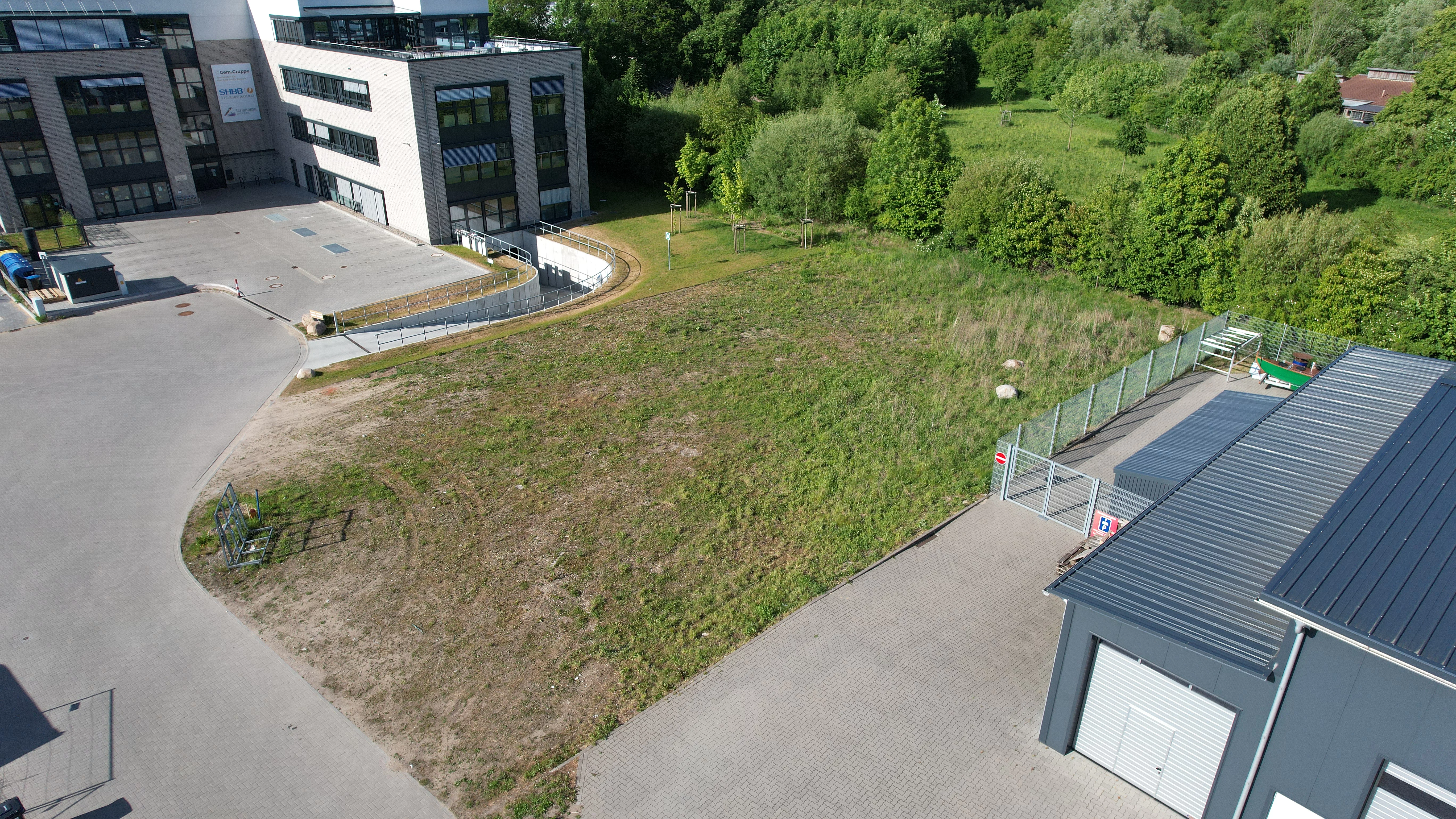 Die Gewerbefläche im Kirchweg 128 aus der Luftperspektive.