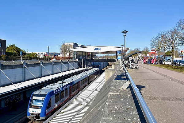 Ein Zug der AKN hält in der Bahnstation Henstedt-Ulzburg.