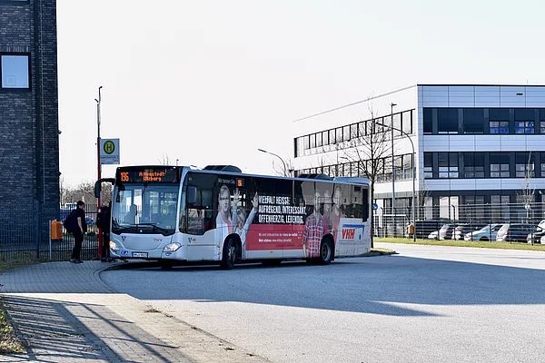 Ein Bus der Linie 196 hält an einer Haltestelle im Gewerbegebiet Nord.